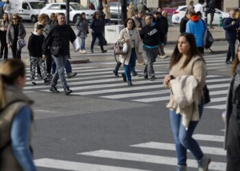 Avances y amenazas para los migrantes en España, que prevé regularizar a 900.000 personas