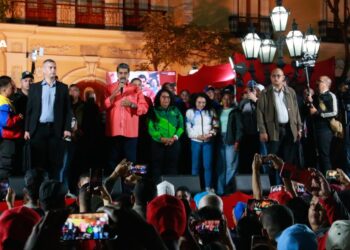 El ente electoral de Venezuela declara al chavismo ganador en 23 de 24 regiones