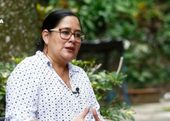 Defensora de derechos suma más de una semana detenida en El Salvador sin acusación formal