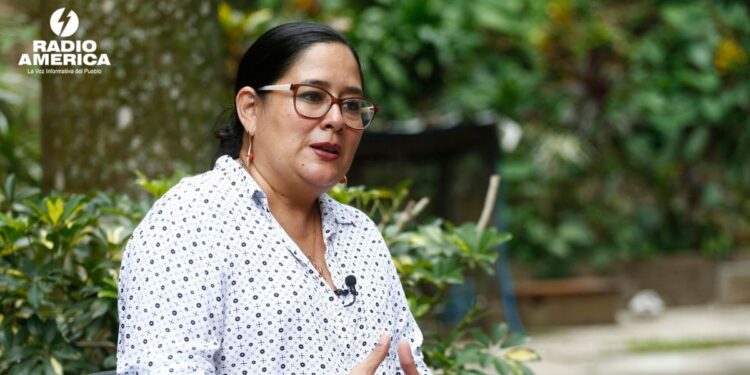 Defensora de derechos suma más de una semana detenida en El Salvador sin acusación formal