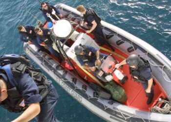 Migrantes se arriesgan en el mar de California ante cerco de Trump en tierra