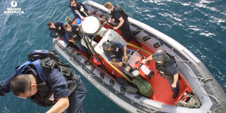 Migrantes se arriesgan en el mar de California ante cerco de Trump en tierra