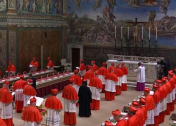 'Extra omnes': Los cardenales se encierran en la Capilla Sixtina para elegir un papa
