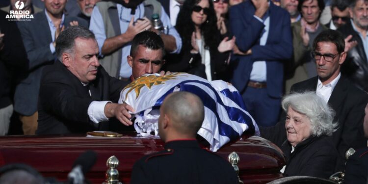 Inició el cortejo fúnebre del expresidente uruguayo José Mujica