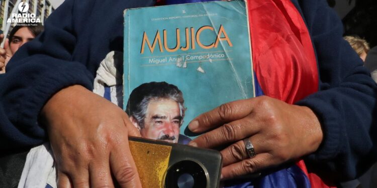 Una multitud de uruguayos despide a Mujica en las calles de Montevideo antes de su velorio