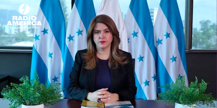 Cossette López_radioamérica jpg