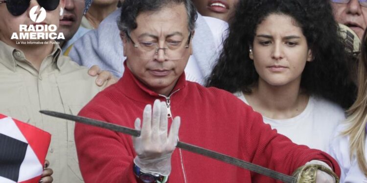 Petro toma la espada del Libertador para que guíe la consulta popular sobre reformas