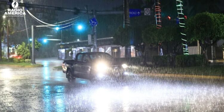 El huracán Erick toca tierra como categoría 3 en el estado mexicano de Oaxaca