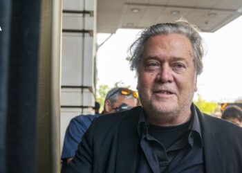 Bannon pide a Trump investigar a Musk y aboga por su deportación "inmediata"