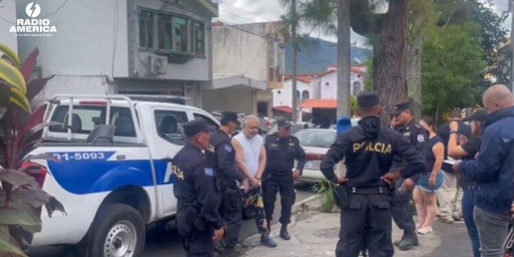 Detenido en El Salvador un abogado crítico de Gobierno de Bukele por "lavado de dinero"