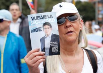 El senador Uribe Turbay sigue "en estado crítico" y con "escasa respuesta", según médicos