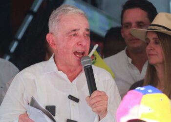 El expresidente colombiano Álvaro Uribe denuncia que preparan un atentado en su contra