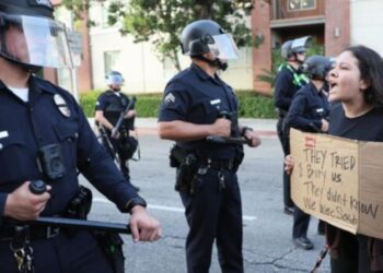 Manifestantes en Los Ángeles contra tropas y redadas: "Están enfureciendo más a la gente"
