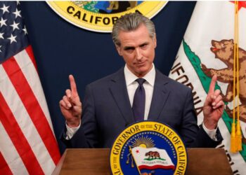 Gobernador de California acusa a Trump de "inflamar" Los Ángeles hasta el toque de queda