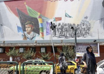 RADIO AMÉRICA._ El Gobierno estadounidense confirmó este miércoles que retirará personal hasta dejar solo un destacamento indispensable en su embajada en la capital de Irak, Bagdad, ante el incremento de la tensión y los cruces de amenazas entre Estados Unidos e Irán por sus desavenencias en las negociaciones nucleares.