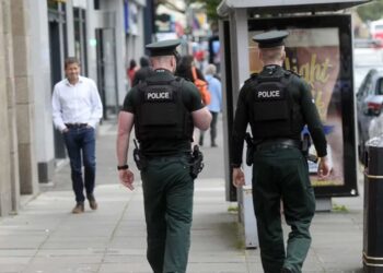 Cuarta noche de disturbios antiinmigración en Irlanda del Norte deja 22 policías heridos