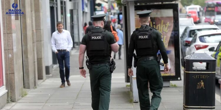 Cuarta noche de disturbios antiinmigración en Irlanda del Norte deja 22 policías heridos