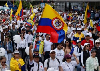 Miles de colombianos salen a las calles de grandes ciudades para rechazar la violencia
