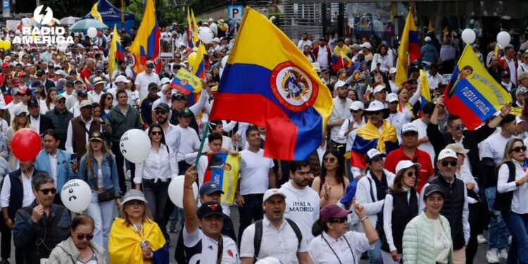 Miles de colombianos salen a las calles de grandes ciudades para rechazar la violencia