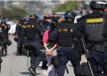Trump insiste en que redoblará redadas migratorias en ciudades con gobiernos demócratas