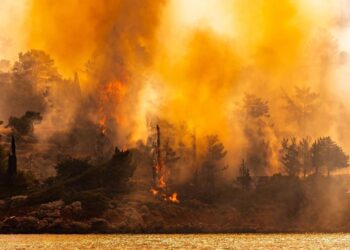 Un gran incendio a las afueras de Atenas obliga a evacuar a cientos de personas