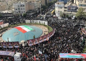 Irán celebra un multitudinario funeral de militares y científicos muertos en la guerra