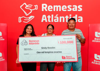 Banco Atlántida entrega premio de L100,000 a ganadora de la promoción de Remesas Día de la Madre