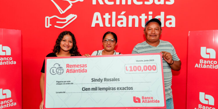 Banco Atlántida entrega premio de L100,000 a ganadora de la promoción de Remesas Día de la Madre