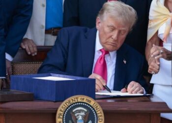 Trump firma una declaración de emergencia para responder a las inundaciones en Texas