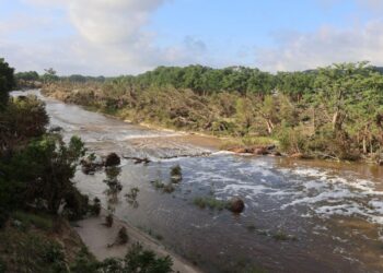 Tras las inundaciones en Texas, los sobrevivientes avanzan "un día a la vez"