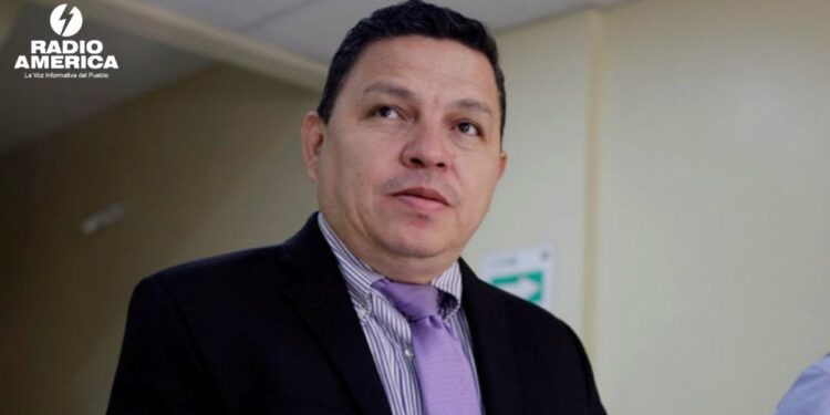 El fiscal Luis Javier Santos confirmó que ha puesto a disposición su cargo en el Ministerio Público, tras 27 años de trabajo constante.