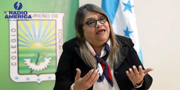 Amparo Canales advirtió que cualquier decisión apresurada sobre el COVID-19 debe tomarse con prudencia para evitar alarmar a la población.