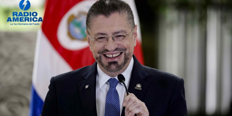 Presidente de Costa Rica critica fallo constitucional que protege la libertad de expresión