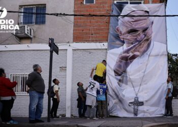 Pintan en Argentina un gigantesco mural del papa Francisco