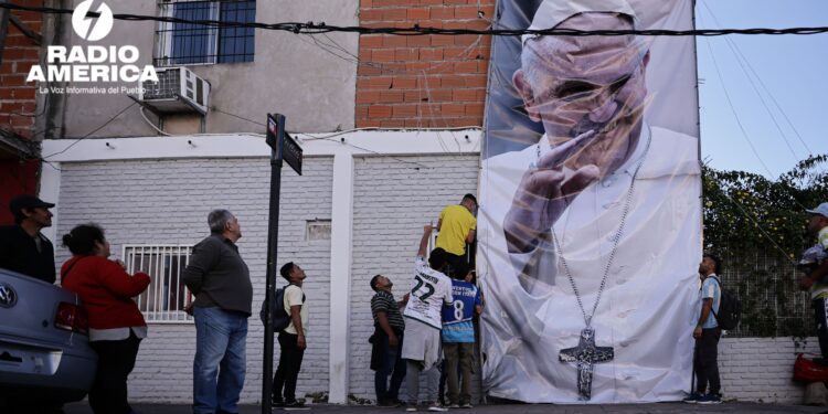 Pintan en Argentina un gigantesco mural del papa Francisco