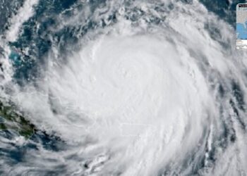 El huracán Erin rebaja su fuerza a categoría 3 mientras lleva fuertes lluvias al Caribe