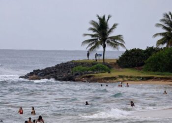 El huracán Erin crece y amenaza con marejadas y lluvias a Bahamas y Carolina del Norte