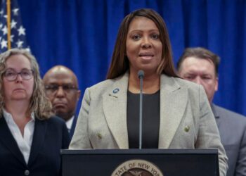 Fiscal de Nueva York dice que el ICE viola la ley al retener a los inmigrantes en su sede