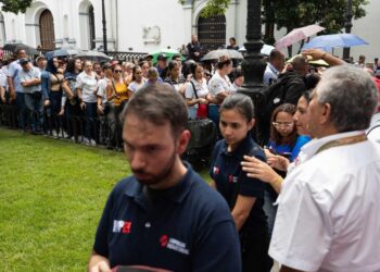 Cuartel donde está la tumba de Hugo Chávez acoge en Venezuela registro de milicianos