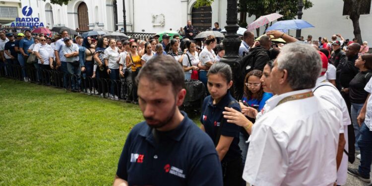 Cuartel donde está la tumba de Hugo Chávez acoge en Venezuela registro de milicianos