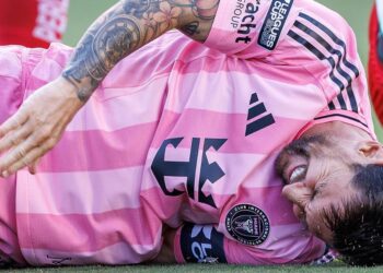 Messi abandona por lesión partido con Necaxa en el minuto 11