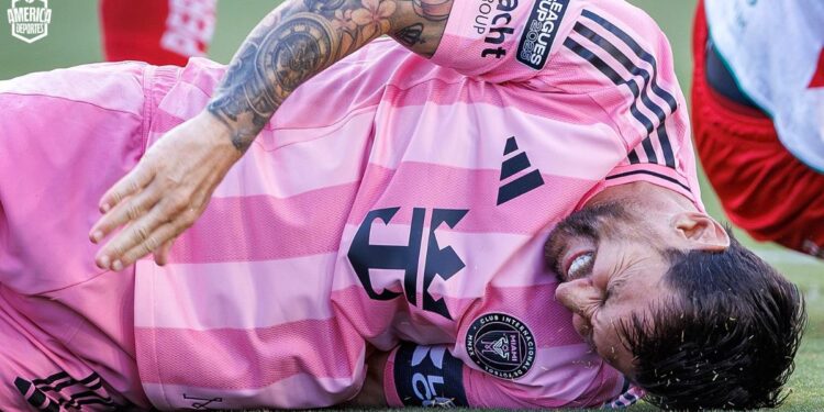 Messi abandona por lesión partido con Necaxa en el minuto 11