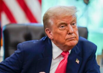 Trump viaja a la cumbre con Putin en Alaska acompañado de la cúpula de su Gabinete