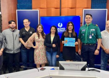 Scouts entregan reconocimiento a Radio América