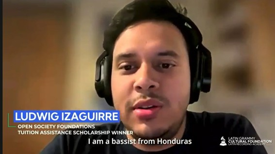 Momento en el que Ludwig Izaguirre daba unas palabras durante la ceremonia de Latin Grammy Cultural Foundation