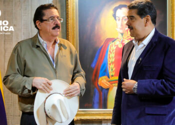 (EFE).- El expresidente de Honduras Manuel Zelaya condenó este sábado lo que calificó como un “salvaje ataque” de Estados Unidos contra el pueblo venezolano y su Revolución Bolivariana. "Condenamos con absoluta firmeza el salvaje ataque del imperio norteamericano contra el pueblo venezolano y su Revolución Bolivariana", expresó Zelaya, esposo de la actual presidenta hondureña, Xiomara Castro, en un mensaje difundido en redes sociales. El exmandatario añadió que, aunque "los imperialistas podrán bombardear ciudades, imponer sanciones criminales y desatar la guerra", jamás podrán "asesinar la historia, la dignidad ni la voluntad soberana de los pueblos de América Latina y el Caribe". El Gobierno de Venezuela denunció este sábado una "gravísima agresión militar" estadounidense en localidades civiles y militares de los estados de Miranda, Aragua, La Guaira y la capital del país, Caracas, y ordenó "el despliegue del comando para la defensa integral de la nación". "Se ha ordenado el inmediato despliegue del Comando para la Defensa Integral de la Nación y de los Órganos de Dirección para la Defensa Integral en todos los estados y municipios del país", dijo el Gobierno en un comunicado leído en la televisión estatal VTV. La Administración de Maduro también declaró el estado "conmoción exterior" para proteger el territorio nacional y pasar "de inmediato a la lucha armada". Además, dijo que se reserva el derecho a ejercer el "legítimo" derecho a la defensa para proteger a su pueblo y su territorio, al citar el artículo 51 de la Carta de las Naciones Unidas. Varias detonaciones se han escuchado la madrugada del sábado en Caracas, La Guaira y Miranda en medio de las tensiones con Estados Unidos que desplegó en agosto buques de guerra en el mar Caribe, cerca de costas venezolanas y Caracas denunció amenazas. El presidente estadounidense, Donald Trump, ha ordenado en la madrugada de este sábado atacar objetivos dentro de Venezuela, incluidos militares, en una escalada de su campaña de presión al régimen de Nicolás Maduro, según informaron fuentes de la Administración a CBS News. EFE lnm/lab