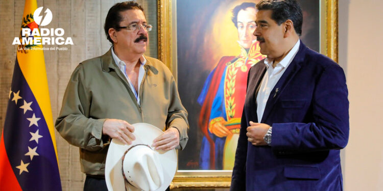 (EFE).- El expresidente de Honduras Manuel Zelaya condenó este sábado lo que calificó como un “salvaje ataque” de Estados Unidos contra el pueblo venezolano y su Revolución Bolivariana. "Condenamos con absoluta firmeza el salvaje ataque del imperio norteamericano contra el pueblo venezolano y su Revolución Bolivariana", expresó Zelaya, esposo de la actual presidenta hondureña, Xiomara Castro, en un mensaje difundido en redes sociales. El exmandatario añadió que, aunque "los imperialistas podrán bombardear ciudades, imponer sanciones criminales y desatar la guerra", jamás podrán "asesinar la historia, la dignidad ni la voluntad soberana de los pueblos de América Latina y el Caribe". El Gobierno de Venezuela denunció este sábado una "gravísima agresión militar" estadounidense en localidades civiles y militares de los estados de Miranda, Aragua, La Guaira y la capital del país, Caracas, y ordenó "el despliegue del comando para la defensa integral de la nación". "Se ha ordenado el inmediato despliegue del Comando para la Defensa Integral de la Nación y de los Órganos de Dirección para la Defensa Integral en todos los estados y municipios del país", dijo el Gobierno en un comunicado leído en la televisión estatal VTV. La Administración de Maduro también declaró el estado "conmoción exterior" para proteger el territorio nacional y pasar "de inmediato a la lucha armada". Además, dijo que se reserva el derecho a ejercer el "legítimo" derecho a la defensa para proteger a su pueblo y su territorio, al citar el artículo 51 de la Carta de las Naciones Unidas. Varias detonaciones se han escuchado la madrugada del sábado en Caracas, La Guaira y Miranda en medio de las tensiones con Estados Unidos que desplegó en agosto buques de guerra en el mar Caribe, cerca de costas venezolanas y Caracas denunció amenazas. El presidente estadounidense, Donald Trump, ha ordenado en la madrugada de este sábado atacar objetivos dentro de Venezuela, incluidos militares, en una escalada de su campaña de presión al régimen de Nicolás Maduro, según informaron fuentes de la Administración a CBS News. EFE lnm/lab