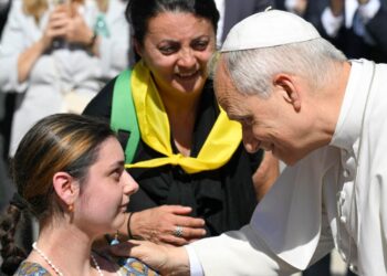 El papa lamenta que pueblos enteros se ven aplastados por la violencia y la indiferencia