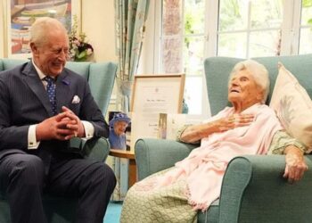 Carlos III visita a Ethel Catherham, la mujer más longeva del mundo, de 116 años