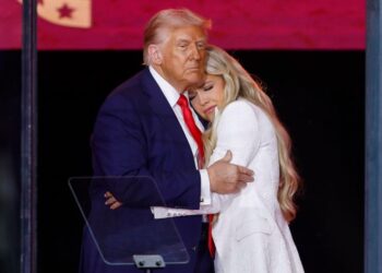 Republicanos convierten a Charlie Kirk en mártir conservador en multitudinaria despedida